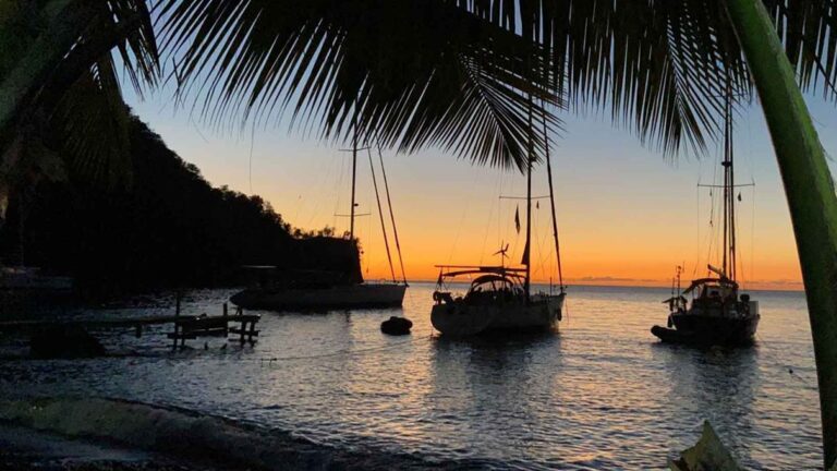 Lire la suite à propos de l’article Noël et Nouvel An à bord d’un voilier aux Antilles : célébrer les fêtes autrement