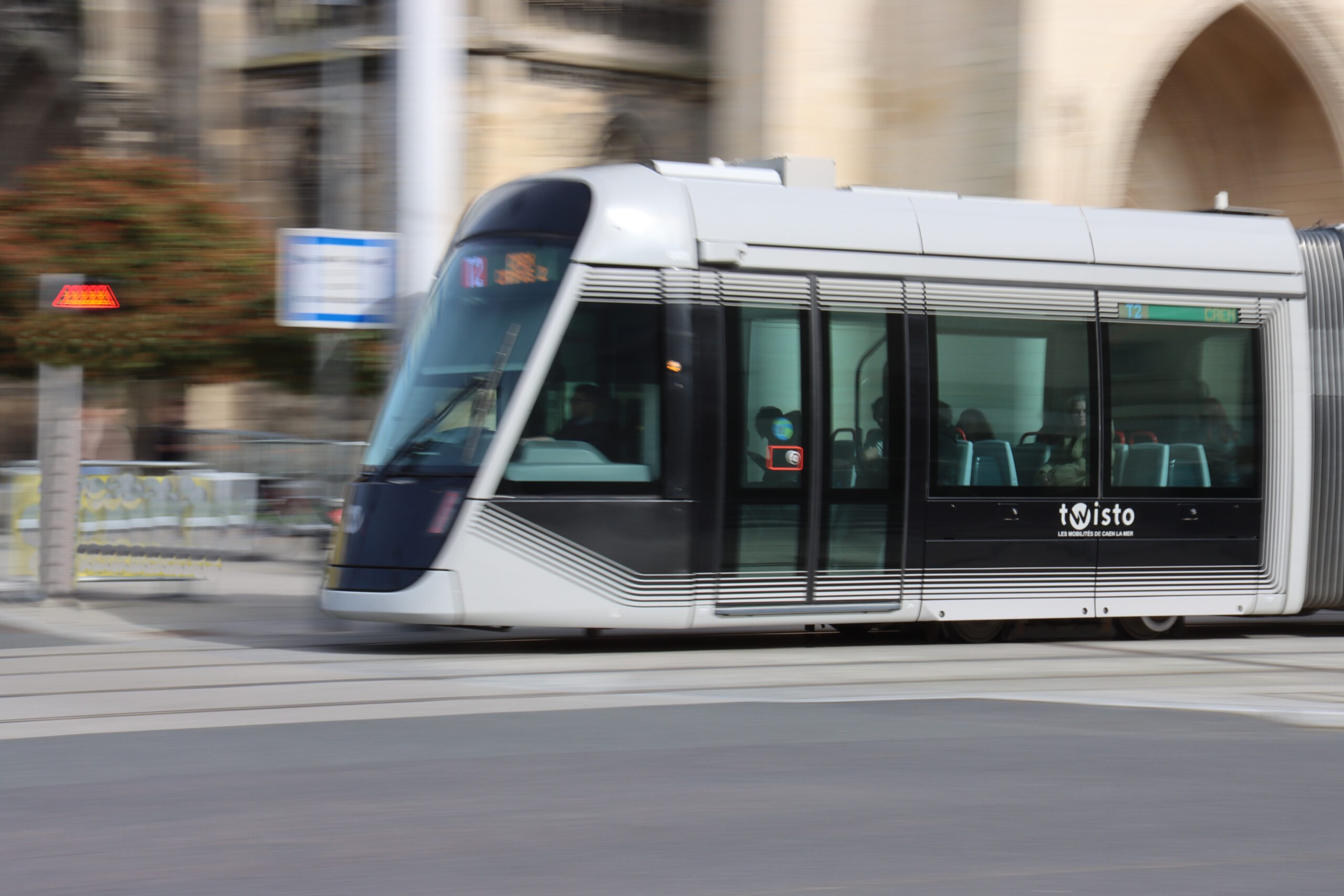 Tram traveling filé retouché